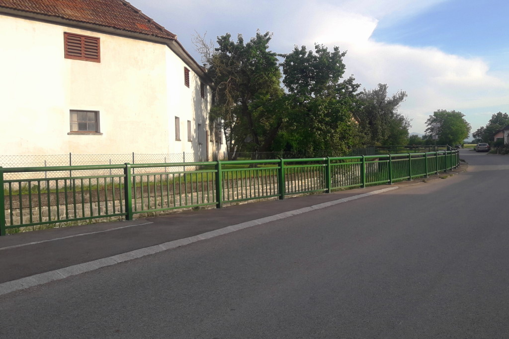 Brückengeländer neben Fladnitz in Großhain von der Gemeinde erneuert